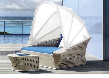 Salon à moitié ovale de cabriolet de meubles de patio de lit de Sun de rotin de PE de style avec l'auvent