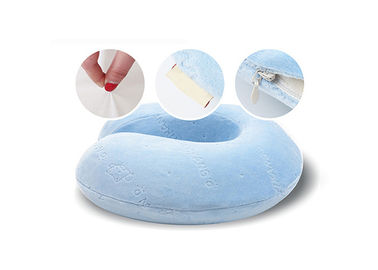 Oreiller beige de voyage de mousse de mémoire d'évolution pour voyager sur un avion