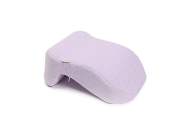 Petit oreiller de cou de petit somme de taille standard d'oreiller de mousse de mémoire de sommeil dans le pourpre