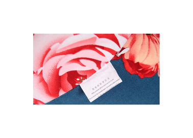 Le divan décoratif de textiles de mémoire de mousse de coussin à la maison de dos repose noir et blanc
