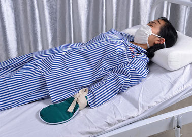 Gant médical de main patiente à haut risque de soins de santé avec la ceinture de contrainte