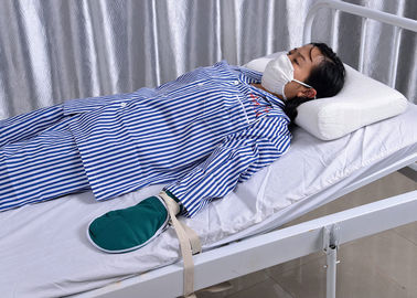 Gant médical de main patiente à haut risque de soins de santé avec la ceinture de contrainte