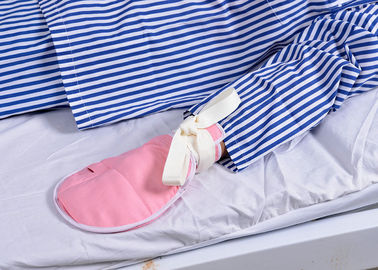 Gant médical de main patiente à haut risque de soins de santé avec la ceinture de contrainte