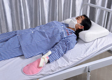 Gant médical de main patiente à haut risque de soins de santé avec la ceinture de contrainte