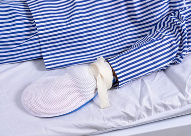 Gant médical de main patiente à haut risque de soins de santé avec la ceinture de contrainte