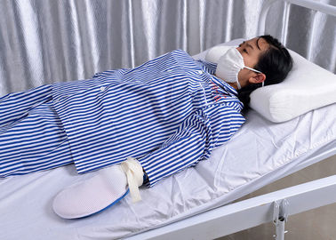 Gant médical de main patiente à haut risque de soins de santé avec la ceinture de contrainte