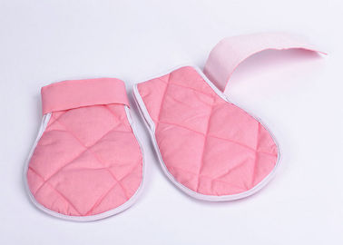 Gant médical de main patiente à haut risque de soins de santé avec la ceinture de contrainte