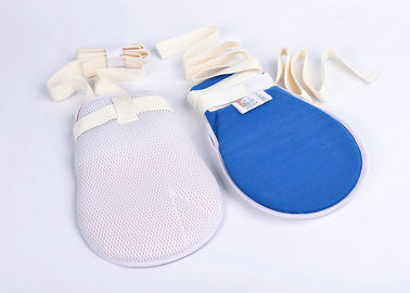 Gant médical de main patiente à haut risque de soins de santé avec la ceinture de contrainte