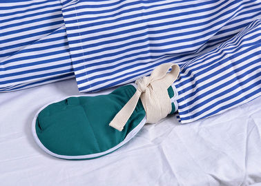 Gant médical de main patiente à haut risque de soins de santé avec la ceinture de contrainte